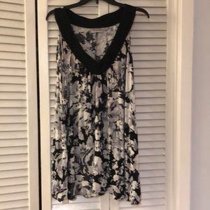 Avenue sleeveless V-neck top size 30/32